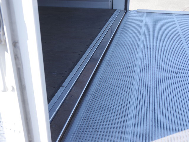 いすゞフォワードアルミウイング中型（4t）[写真14]