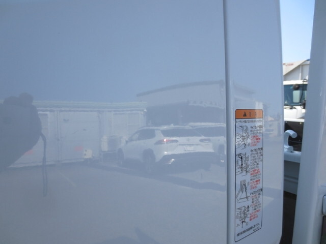 三菱ふそうキャンター平ボディ小型（2t・3t）[写真17]