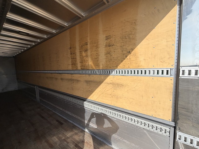 いすゞギガアルミウイング大型（10t）[写真11]