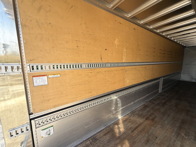 いすゞギガアルミウイング大型（10t）[写真12]