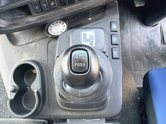 いすゞギガアルミウイング大型（10t）[写真35]