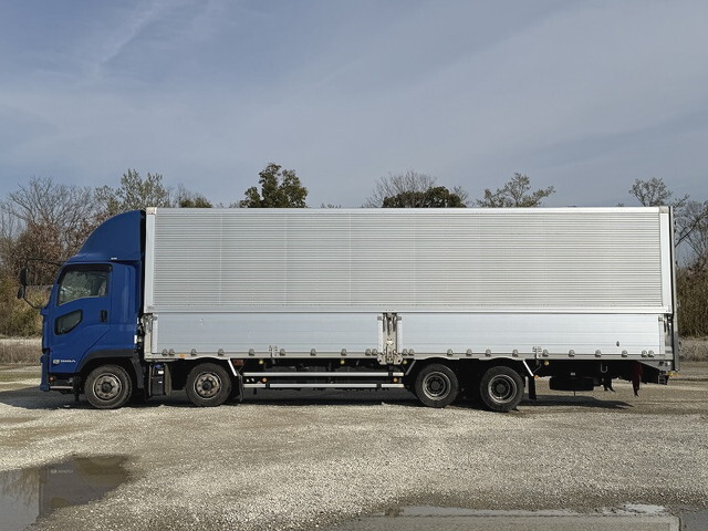 いすゞギガアルミウイング大型（10t）[写真04]