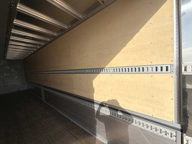 いすゞギガアルミウイング大型（10t）[写真11]