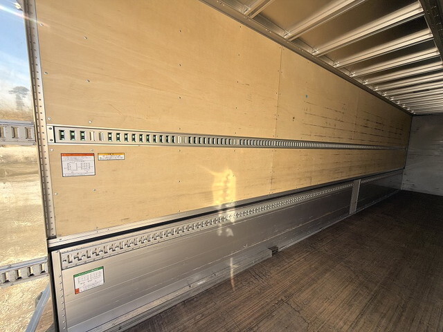 いすゞギガアルミウイング大型（10t）[写真12]