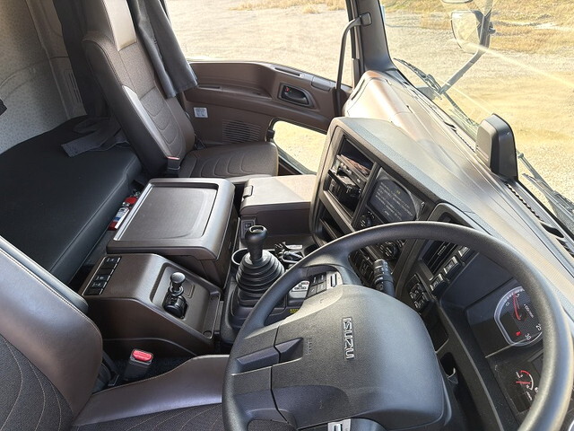 いすゞギガアルミウイング大型（10t）[写真32]