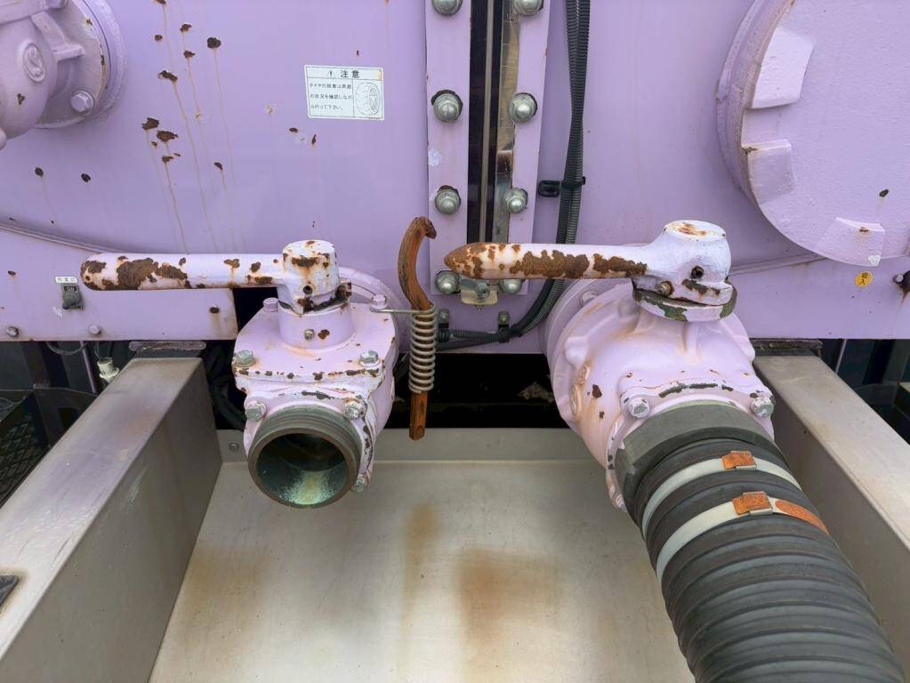 UDトラックスクオンバキュームカー大型（10t）[写真11]