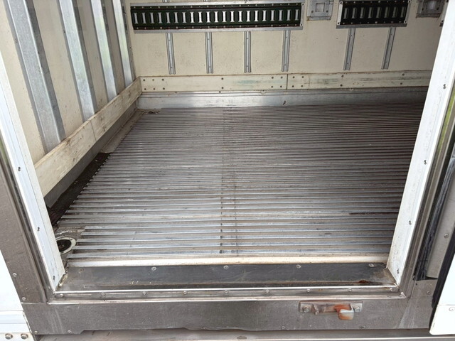 いすゞエルフ冷凍車（冷蔵車）小型（2t・3t）[写真09]