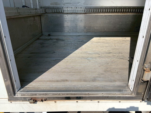 いすゞエルフ冷凍車（冷蔵車）小型（2t・3t）[写真09]