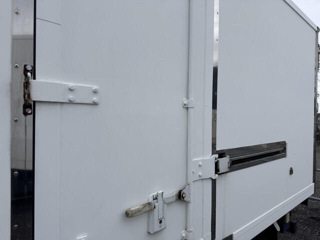 いすゞエルフ冷凍車（冷蔵車）小型（2t・3t）[写真04]