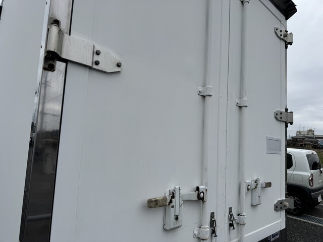 いすゞエルフ冷凍車（冷蔵車）小型（2t・3t）[写真05]