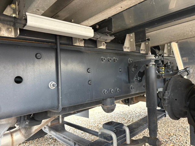 UDトラックスクオンアルミウイング大型（10t）[写真13]