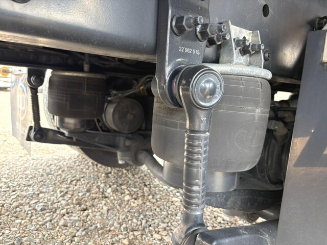 UDトラックスクオンアルミウイング大型（10t）[写真16]