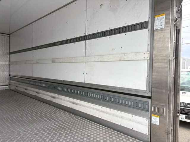 日野レンジャー冷蔵冷凍ウイング中型（4t）[写真10]