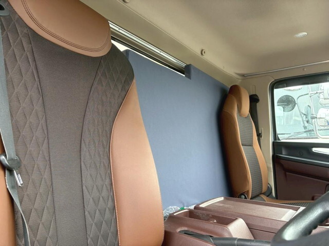 日野レンジャー冷蔵冷凍ウイング中型（4t）[写真20]