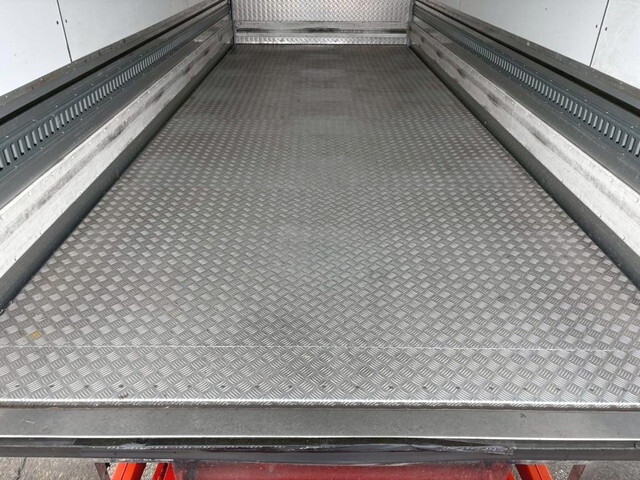 日野レンジャー冷蔵冷凍ウイング中型（4t）[写真08]