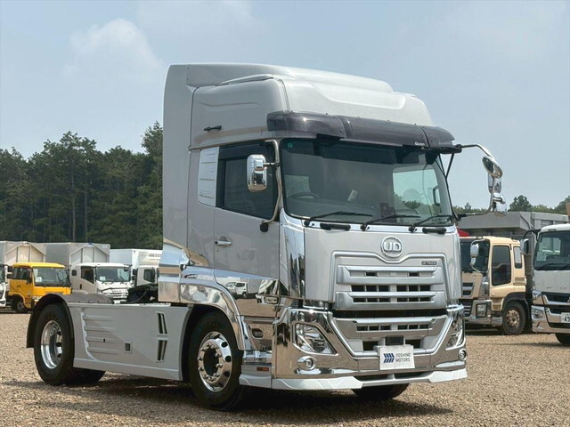 UDトラックスクオントレーラーヘッド（トラクターヘッド）大型（10t）[写真01]