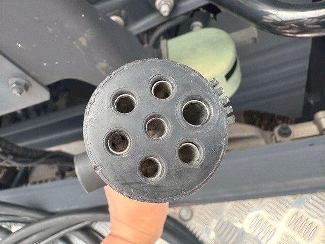 UDトラックスクオントレーラーヘッド（トラクターヘッド）大型（10t）[写真10]