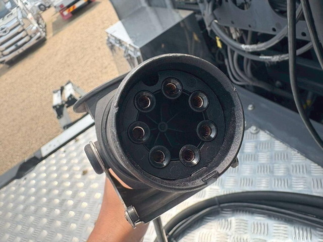 UDトラックスクオントレーラーヘッド（トラクターヘッド）大型（10t）[写真11]