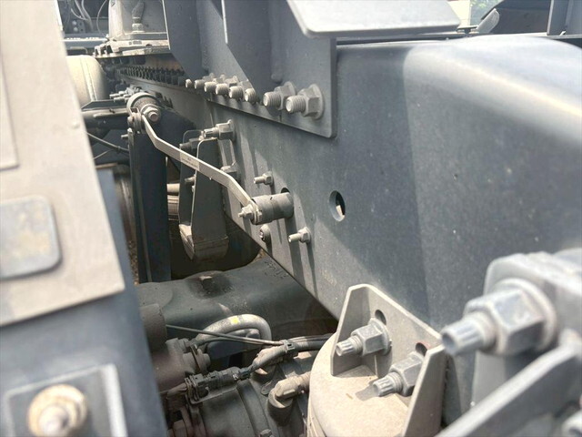 UDトラックスクオントレーラーヘッド（トラクターヘッド）大型（10t）[写真12]