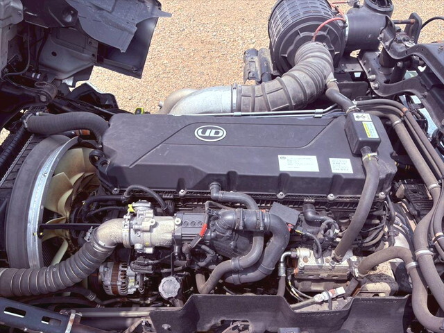 UDトラックスクオントレーラーヘッド（トラクターヘッド）大型（10t）[写真16]