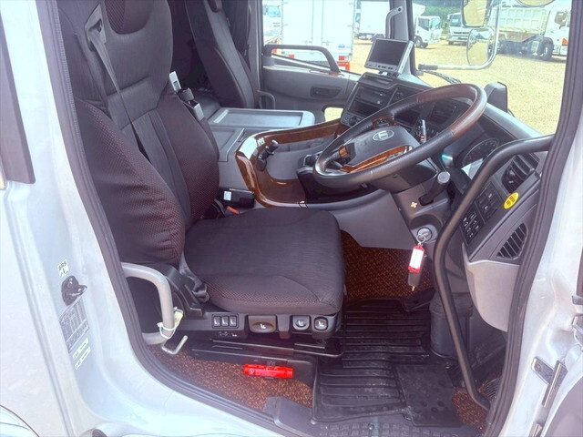 UDトラックスクオントレーラーヘッド（トラクターヘッド）大型（10t）[写真18]