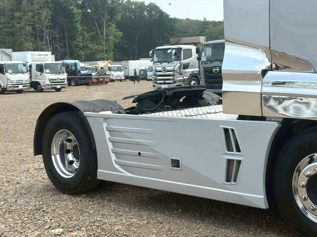 UDトラックスクオントレーラーヘッド（トラクターヘッド）大型（10t）[写真04]