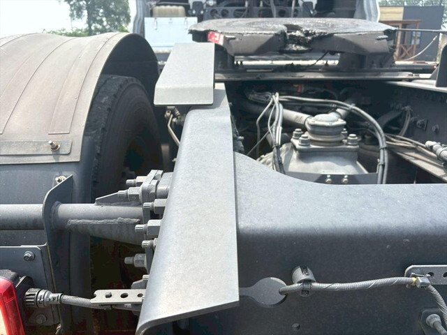 UDトラックスクオントレーラーヘッド（トラクターヘッド）大型（10t）[写真08]