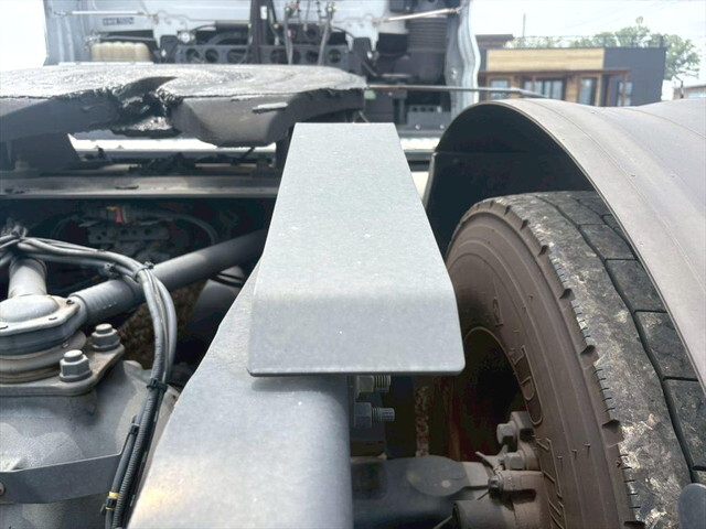 UDトラックスクオントレーラーヘッド（トラクターヘッド）大型（10t）[写真09]