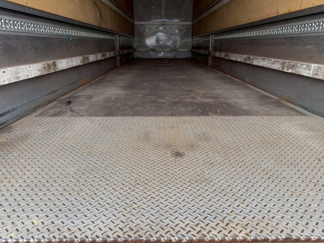 いすゞギガアルミウイング大型（10t）[写真10]