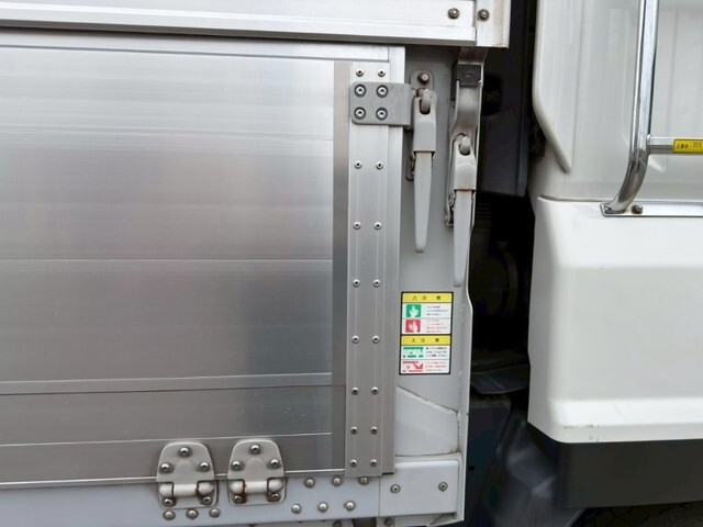 いすゞギガアルミウイング大型（10t）[写真20]