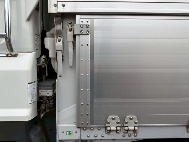 いすゞギガアルミウイング大型（10t）[写真21]
