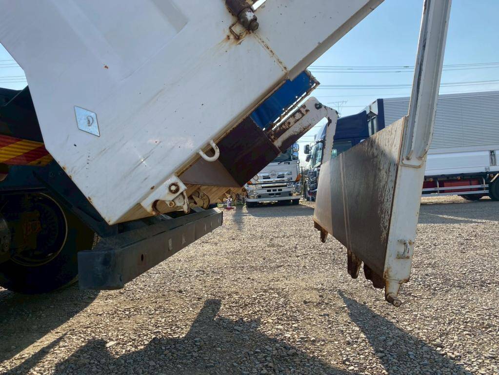 UDトラックスクオンダンプ大型（10t）[写真10]