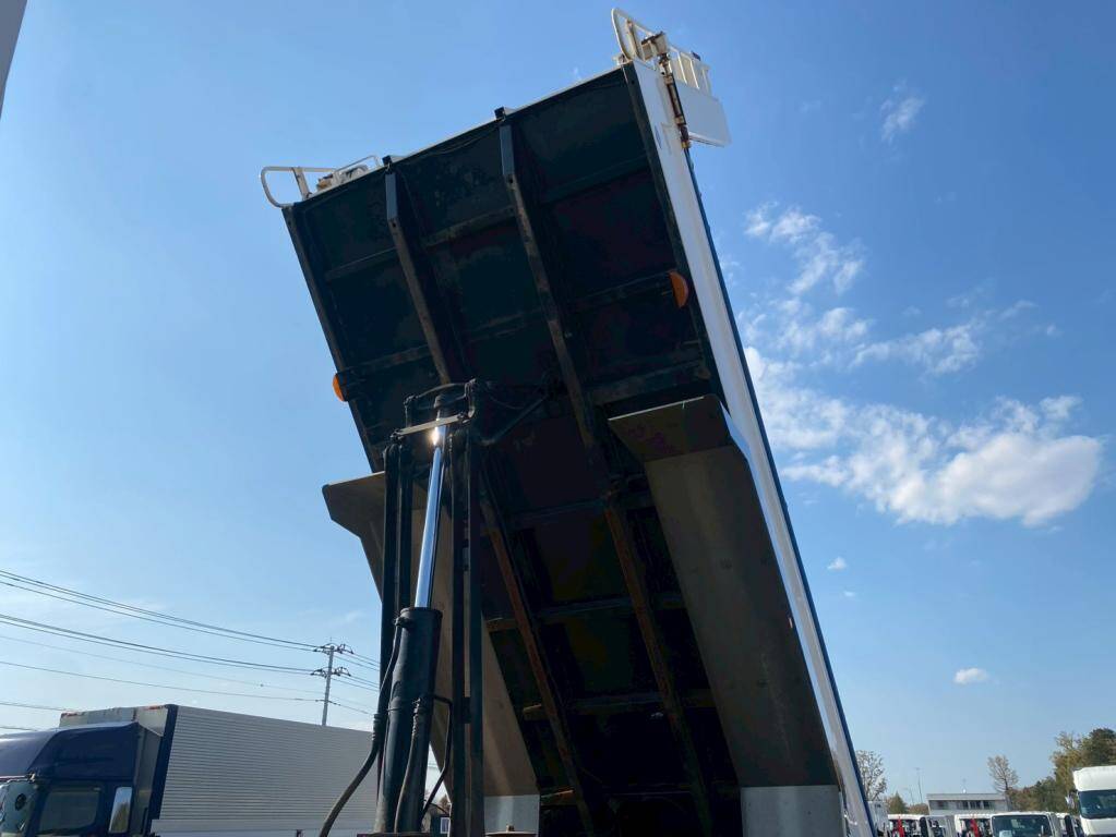 UDトラックスクオンダンプ大型（10t）[写真11]