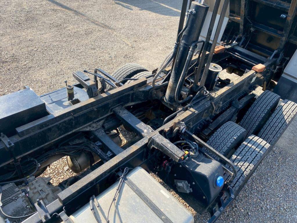 UDトラックスクオンダンプ大型（10t）[写真13]