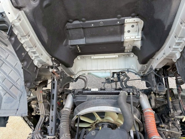 UDトラックスクオンアルミウイング大型（10t）[写真28]