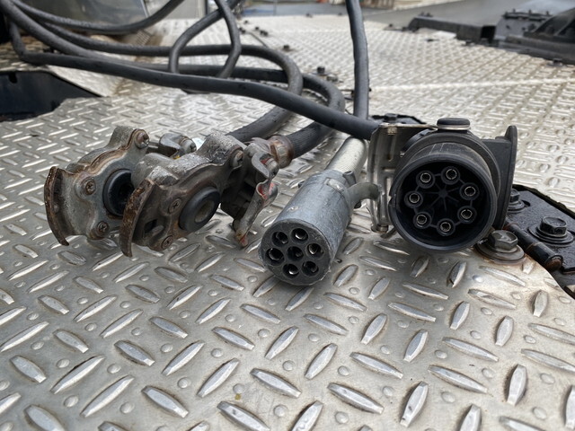 日野プロフィアトレーラーヘッド（トラクターヘッド）大型（10t）[写真12]