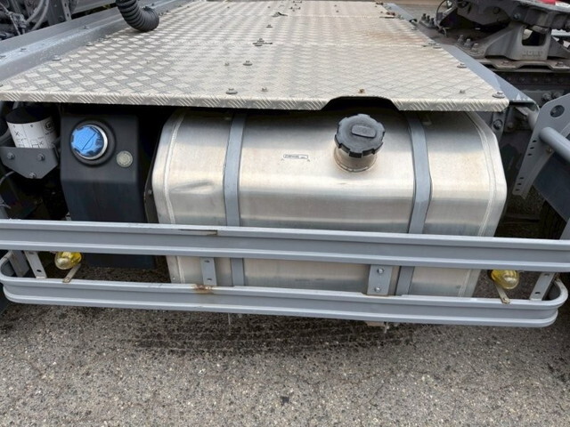 UDトラックスクオントレーラーヘッド（トラクターヘッド）大型（10t）[写真10]