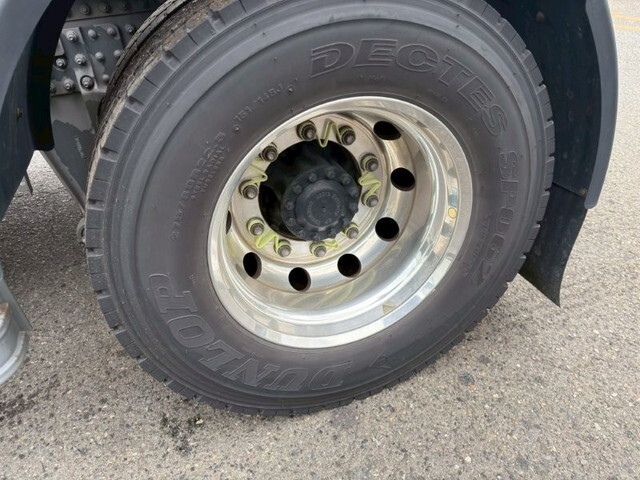 UDトラックスクオントレーラーヘッド（トラクターヘッド）大型（10t）[写真12]