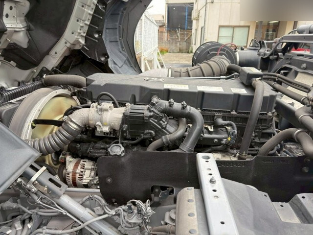 UDトラックスクオントレーラーヘッド（トラクターヘッド）大型（10t）[写真14]