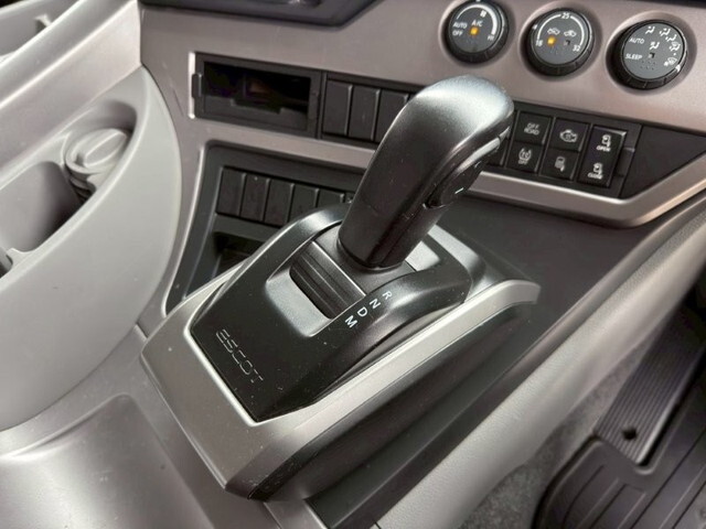 UDトラックスクオントレーラーヘッド（トラクターヘッド）大型（10t）[写真18]