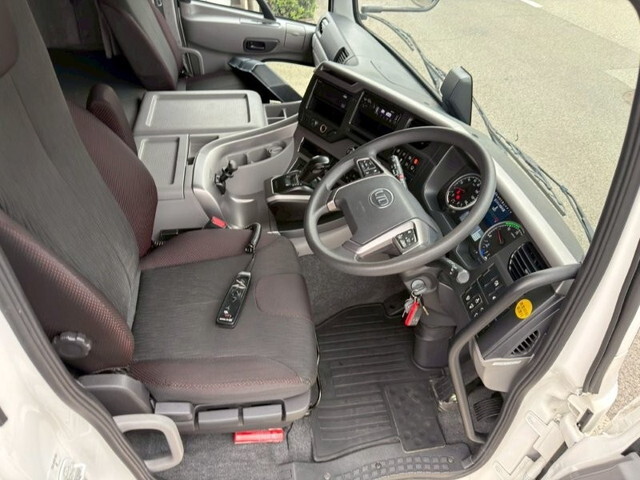 UDトラックスクオントレーラーヘッド（トラクターヘッド）大型（10t）[写真19]