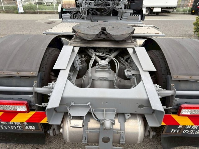 UDトラックスクオントレーラーヘッド（トラクターヘッド）大型（10t）[写真05]