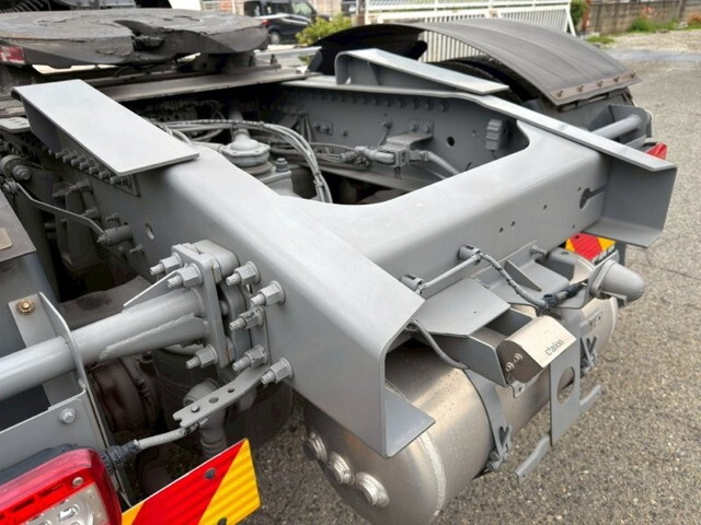 UDトラックスクオントレーラーヘッド（トラクターヘッド）大型（10t）[写真08]