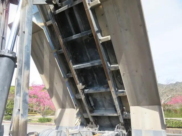 いすゞギガ深ダンプ（土砂禁ダンプ）大型（10t）[写真39]