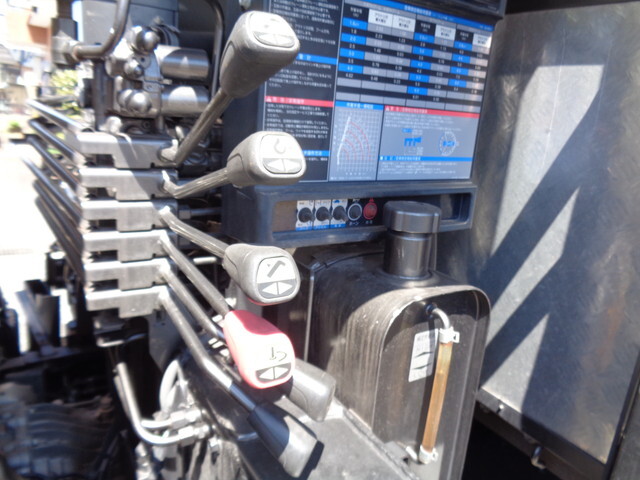 三菱ふそうキャンタークレーン4段小型（2t・3t）[写真15]