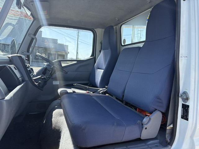 三菱ふそうキャンター平ボディ小型（2t・3t）[写真08]