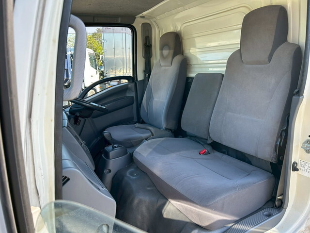 いすゞエルフ冷凍車（冷蔵車）小型（2t・3t）[写真32]