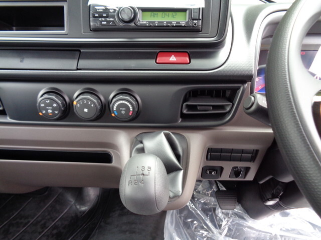 三菱ふそうキャンター平ボディ小型（2t・3t）[写真32]