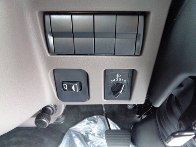 三菱ふそうキャンター平ボディ小型（2t・3t）[写真33]