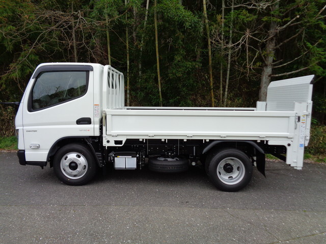 三菱ふそうキャンター平ボディ小型（2t・3t）[写真06]